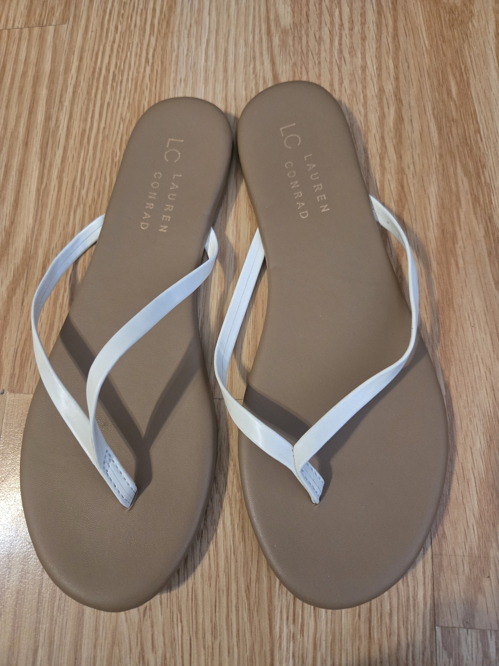 LC Lauren Conrad White Strap Tan Flip Flop Sandals